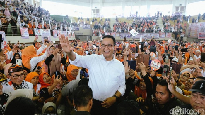 Anies Sapa Pendukung di GOR Ciracas, Singgung Sembako Mahal