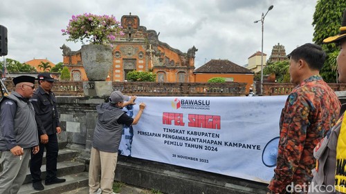 Bawaslu Klungkung saat menggelar apel siaga pengawasan tahapan kampanye Pemilu 2024, di Alun-alun Ida Dewa Agung Jambe, pada Selasa (28/11/2023).