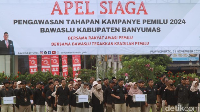 Panwaslu se-Kabupaten Banyumas menggelar apel siaga Pengawasan Tahapan Kampanye Pemilu 2024 di Alun-alun Purwokerto, Selasa (28/11/2023).