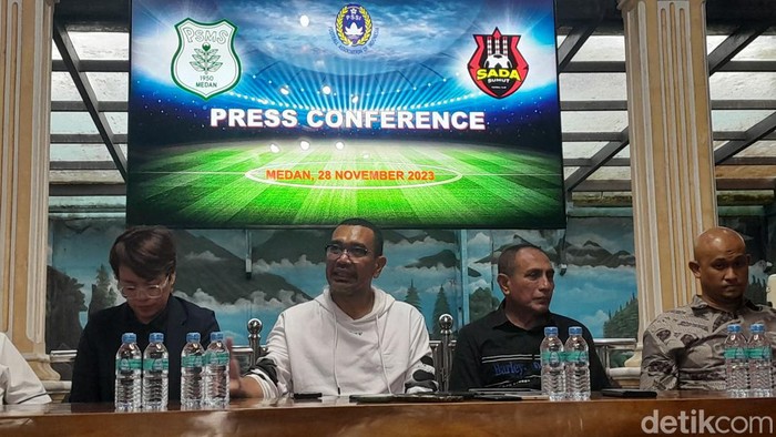 Arya Sinulingga (tengah) dan Edy Rahmayadi (kanan) saat konferensi pers di Medan