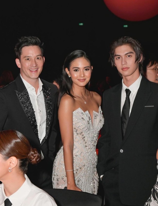 Aurelie juga sempat mengabadikan momen bersama aktor Mike Lewis dan bintang film asal Thailand, Bright Vachirawit. Foto: Instagram/@aurelie