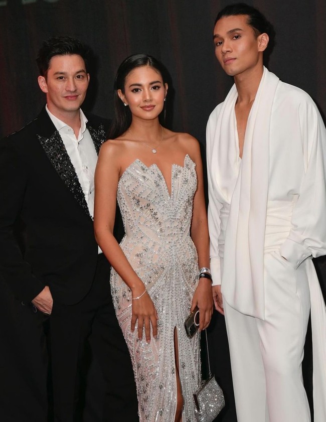 Aurelie Moeremans bersama sejumlah artis Tanah Air menghadiri Tatler Ball yang digelar majalah Tatler Asia di The Londoner Macao pada Jumat (24/11/2023). Foto: Instagram/@aurelie