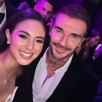 Aurelie menyempatkan berfoto dengan sejumlah selebriti Internasional. Salah satu momen yang diunggahnya ketika foto selfie bersama mantan pesepakbola David Beckham. Foto: Instagram/@aurelie