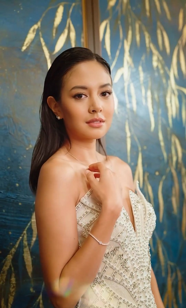 Wajah wanita blasteran Indonesia-Belgia ini semakin cantik mempesona dengan riasan bernuansa nude-pink. Sementara rambutnya ditata dengan gaya acak dan wet look. Foto: Instagram/@aurelie