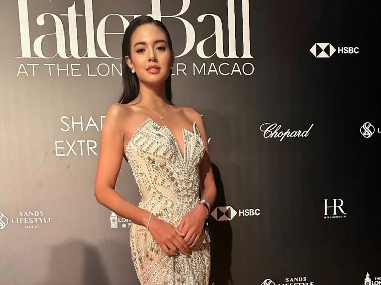 6 Pesona Aurelie Moeremans di Tatler Ball, Selfie Bareng David Beckham