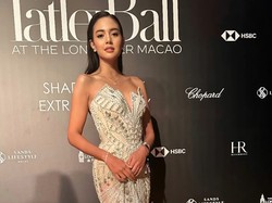 6 Pesona Aurelie Moeremans di Tatler Ball, Selfie Bareng David Beckham