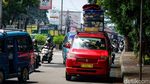 Awas Jatuh, Kasur Menumpuk di Atap Angkot