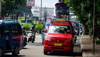 Menempatkan barang di atap mobil secara berlebih sampai menumpuk, akan membuat kendaraan mengalami kelebihan muatan.   