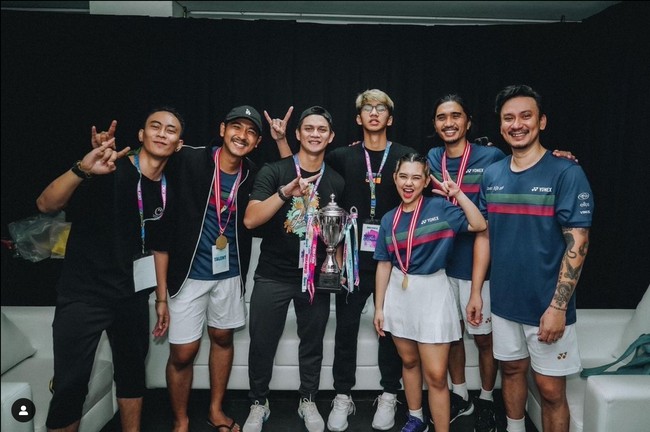 Di pertandingan tersebut Ayman terlihat hadir dan memberi semangat kepada ayahnya yang berpasangan dengan Vincent Rompies melawan ganda Malaysia. Mengenakan celana panjang dan kaos hitam dipadukan dengan sepatu putih penampilan Ayman terlihat santai. Foto: Instagram/@aymanmodjo