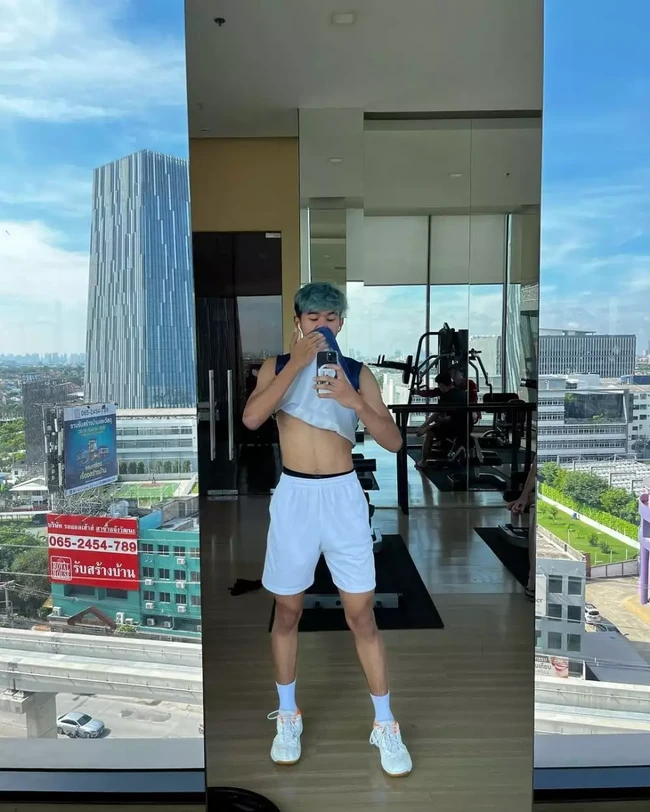 Terbaru penampilan Ayman kala memamerkan perut sixpack miliknya berhasil mencuri atensi. Rajin berolahraga, tak heran jika anak bungsu Duta itu punya tubuh atletis. Foto: Instagram/@aymanmodjo