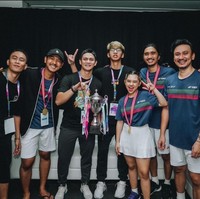 Di pertandingan tersebut Ayman terlihat hadir dan memberi semangat kepada ayahnya yang berpasangan dengan Vincent Rompies melawan ganda Malaysia. Mengenakan celana panjang dan kaos hitam dipadukan dengan sepatu putih penampilan Ayman terlihat santai. Foto: Instagram/@aymanmodjo