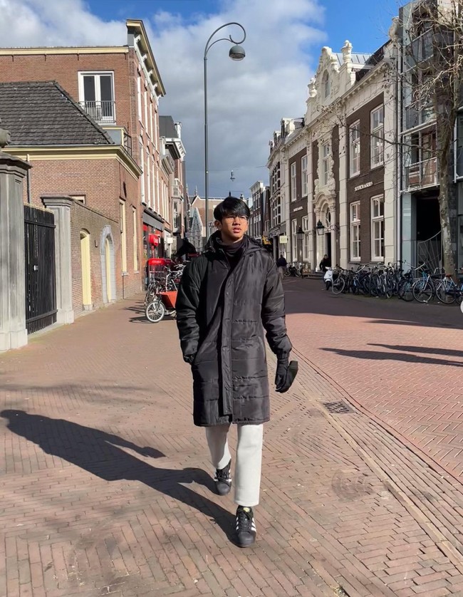 Lahir pada 9 Oktober 2005 saat ini Ayman sudah berusia 18 tahun. Meski baru 18 tahun namun tubuhnya terlihat tinggi dan proporsional. Pesonanya pun tak kalah dari sang ayah. Foto: Instagram/@aymanmodjo