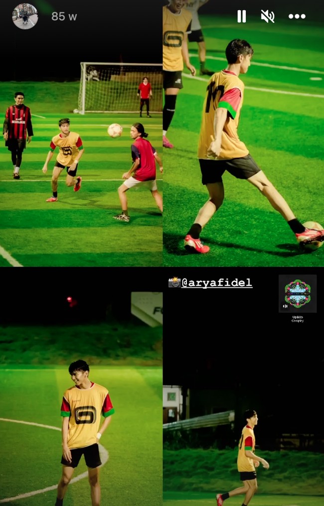 Dari unggahannya juga terlihat jika Ayman gemar berolahraga, salah satunya bermain bola. Tak heran jika Ayman memiliki tubuh yang ideal. Foto: Instagram/@aymanmodjo