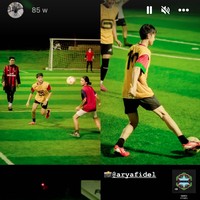 Dari unggahannya juga terlihat jika Ayman gemar berolahraga, salah satunya bermain bola. Tak heran jika Ayman memiliki tubuh yang ideal. Foto: Instagram/@aymanmodjo