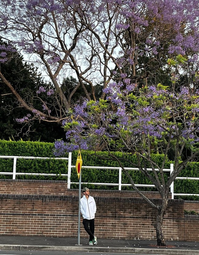 Sudah beranjak dewasa, pesona Ayman pun tak kalah dari sang ayah. Gayanya pun selalu terlihat stylish namun tetap simpel dan santai. Foto: Instagram/@aymanmodjo