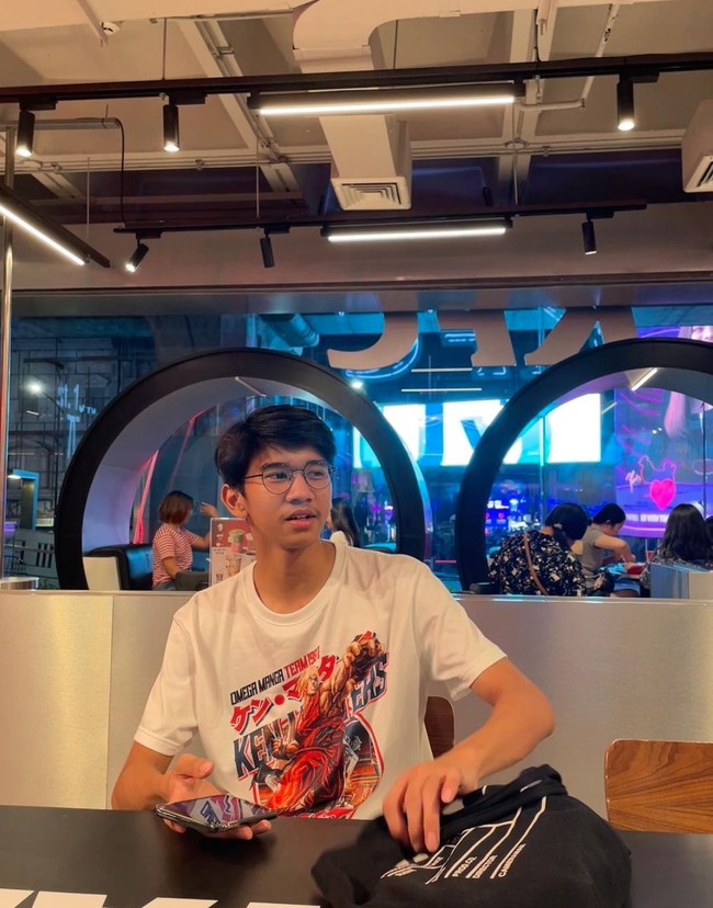 Jarang tersorot, pemilik nama lengkap Bima Al Ayman Modjo diketahui merupakan putra dari Akhdiyat Duta Modjo atau yang lebih dikenal dengan Duta Sheila On 7 dan Adelia Lontoh. Ayman mulai disorot kala terlihat menemani ayahnya di ajang Tepok Bulu 2023. Foto: Instagram/@aymanmodjo