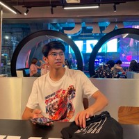 Jarang tersorot, pemilik nama lengkap Bima Al Ayman Modjo diketahui merupakan putra dari Akhdiyat Duta Modjo atau yang lebih dikenal dengan Duta Sheila On 7 dan Adelia Lontoh. Ayman mulai disorot kala terlihat menemani ayahnya di ajang Tepok Bulu 2023. Foto: Instagram/@aymanmodjo