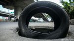 Bahaya! Ada Lubang Menganga di Jalan Kalimalang Bekasi