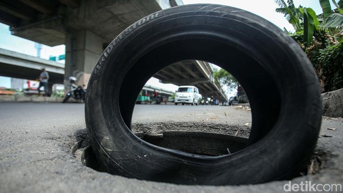 Bahaya! Ada Lubang Menganga di Jalan Kalimalang Bekasi Dua penutup saluran air di Jalan Raya Kalimalang, Kota Bekasi, hilang. Akibatnya ada dua lubang menganga di jalan tersebut.