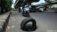 Bahaya! Ada Lubang Menganga Di Jalan Kalimalang Bekasi