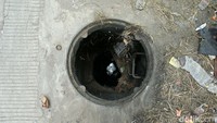 Lubang ini memiliki kedalaman sekitar satu meter dan sangat membahayakan pengendara.  