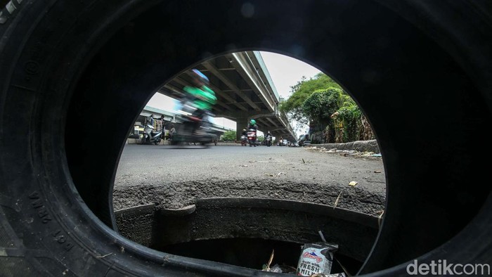 Bahaya! Ada Lubang Menganga di Jalan Kalimalang Bekasi Dua penutup saluran air di Jalan Raya Kalimalang, Kota Bekasi, hilang. Akibatnya ada dua lubang menganga di jalan tersebut.