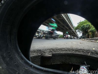 Bahaya! Ada Lubang Menganga di Jalan Kalimalang Bekasi