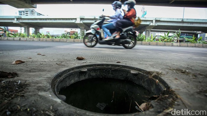 Bahaya! Ada Lubang Menganga di Jalan Kalimalang Bekasi Dua penutup saluran air di Jalan Raya Kalimalang, Kota Bekasi, hilang. Akibatnya ada dua lubang menganga di jalan tersebut.
