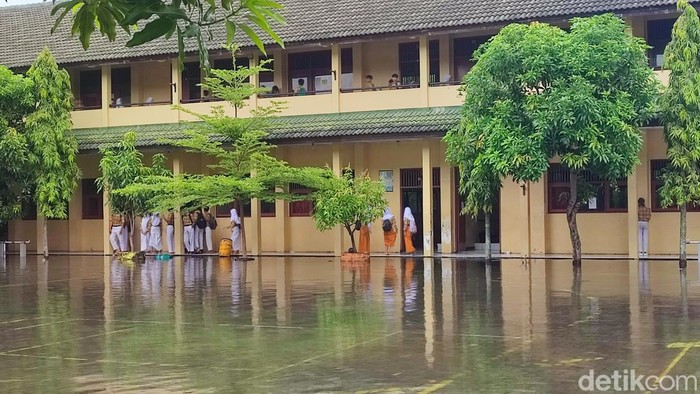 Siswa SMP 20 Semarang melepas sepatu saat pulang sekolah, Selasa (28/11/2023).