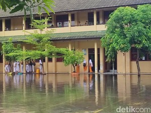 Imbas Hujan Semalam, SMP 20 dan SMA 10 Semarang Kebanjiran