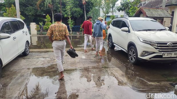 Siswa SMP 20 Semarang melepas sepatu saat pulang sekolah, Selasa (28/11/2023).