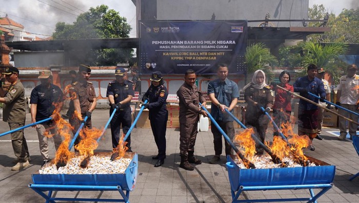 Direktorat Jenderal Bea dan Cukai musnahkan barang-barang hasil penindakan. Pemusnahan dilakukan terhadap rokok sebanyak 6,5 juta batang dan minuman mengandung etil alkohol (MMEA) jenis arak sebanyak 2,5 juta mililiter dengan perkiraan kerugian negara sebesar Rp 5,3 miliar.