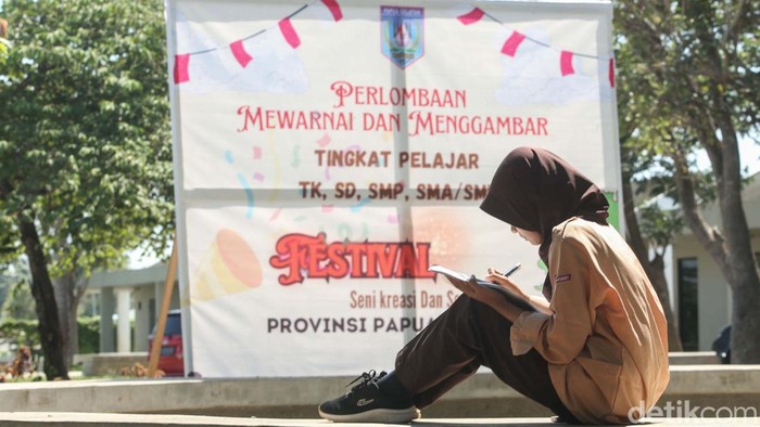 Berprestasi dalam Menggambar, Siswi Ini Raih Beasiswa BRI Ariana Oktavia, siswi SMPN 13 Merauke, Papua Selatan, memiliki kemampuan di atas rata-rata anak di kelasnya. Atas prestasinya, ia mendapat beasiswa BRI.