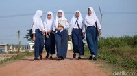 Total ada 12 siswa penerima beasiswa berprestasi yang terdiri dari tingkat SD, SMP, dan SMA. 