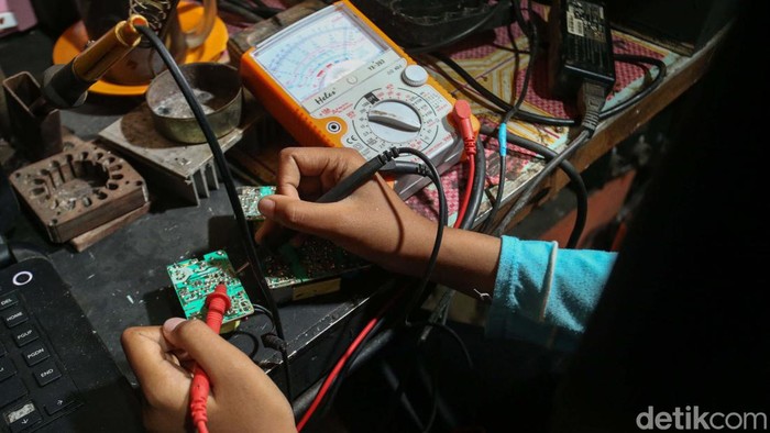 Berprestasi dalam Menggambar, Siswi Ini Raih Beasiswa BRI Ariana Oktavia, siswi SMPN 13 Merauke, Papua Selatan, memiliki kemampuan di atas rata-rata anak di kelasnya. Atas prestasinya, ia mendapat beasiswa BRI.