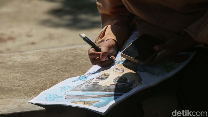 Berprestasi dalam Menggambar, Siswi Ini Raih Beasiswa BRI Ariana Oktavia, siswi SMPN 13 Merauke, Papua Selatan, memiliki kemampuan di atas rata-rata anak di kelasnya. Atas prestasinya, ia mendapat beasiswa BRI.