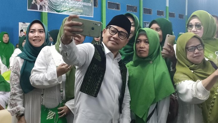Cawapres nomor urut 1 Muhaimin Iskandar atau Cak Imin menyapa jemaah Jaringan Perempuan Nahdliyin (JPN) di GOR Krapyak, Kecamatan Sooko, Kabupaten Mojokerto. Cak Imin disambut langsung oleh grup salawat Muhabbaturosul dari Desa Banjaragung, Kecamatan Puri.