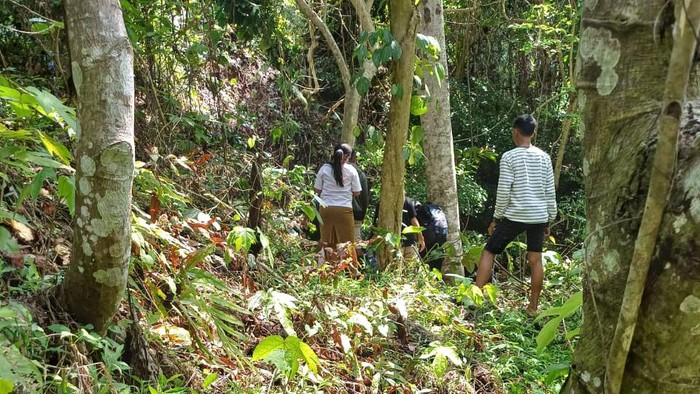 Tiga siswa SMP Negeri 4 Papusungan, Kota Bitung, Sulawesi Utara (Sulut) tewas usai motor yang digunakan berboncengan tiga terjun ke jurang.