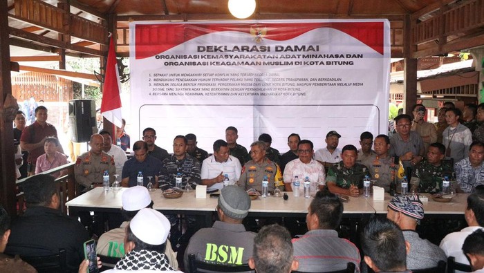 Sejumlah elemen masyarakat melakukan deklarasi damai usai bentrok massa bela Palestina dengan salah satu organisasi kemasyarakatan (ormas) di Kota Bitung, Sulawesi Utara (Sulut).