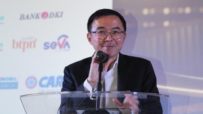 Direktur Keuangan BRI Life Lim Chet Ming (tengah) berfoto usai menerima penghargaan Best 50 Financial Institution Awards 2023 Title: Best Brand Popularity Life Insurance >10T Category, yang diselenggarakan dalam acara “5 th Anniversary Best 50 Financial Institution Awards 2023: Making 2024 The Year of Economic and Business Confidence”, oleh The Iconomic, di Jakarta (28/11).