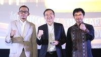 Direktur Keuangan BRI Life Lim Chet Ming (tengah) berfoto usai menerima penghargaan Best 50 Financial Institution Awards 2023 Title: Best Brand Popularity Life Insurance >10T Category, di Jakarta (28/11).  