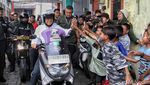 Bruumm... Anies Awali Kampanye Keliling Tanah Merah Naik Motor