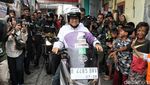 Bruumm... Anies Awali Kampanye Keliling Tanah Merah Naik Motor