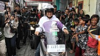 Anies menyampaikan akan mencarikan jalan keluar untuk memberikan keadilan bagi warga Tanah Merah. Dia menjelaskan akan mencarikan solusi dengan kewenangan yang diemban nantinya.  