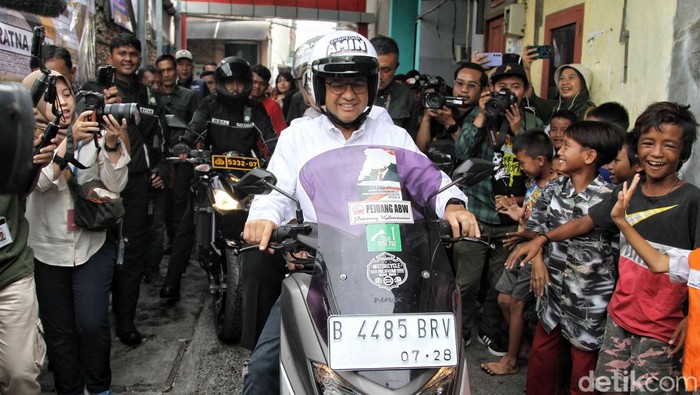 Capres Anies Baswedan dan Istri Fery Farhati naik motor saat kampanye perdana di kawasan Tanah Merah, Koja, Jakarta Utara, Selasa (28/11/2023).