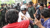 Anies kemudian dikerubungi oleh masyarakat yang ingin bersalaman dan berfoto bersama.   
