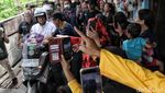 Bruumm... Anies Awali Kampanye Keliling Tanah Merah Naik Motor