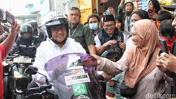 Capres Anies Baswedan dan Istri Fery Farhati naik motor saat kampanye perdana di kawasan Tanah Merah, Koja, Jakarta Utara, Selasa (28/11/2023).