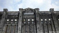 Bangunan The Heritage Palace merupakan bangunan bekas pabrik gula bernama Pabrik Gula Gembongan yang berdiri tahun 1899. Karena berdiri pada masa kolonial Belanda, arsitektur bangunan ini pun identik dengan bangunan bergaya Eropa.  