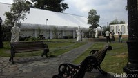 Wahana indoor ini terdiri dari Museum 3 Dimensi di mana pengunjung bisa berfoto di gambar-gambar dengan konsep dunia fantasi hingga tempat-tempat terkenal seperti Patung Liberty. Ada pula Museum Transportasi yang memperlihatkan koleksi mobil dan motor zaman dulu. Ada juga Omah Kwalik yaitu ruangan-ruangan dengan perabotan yang terpasang terbalik.  